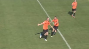 TORPEDO IZ SLOBODNJAKA: Fudbaler probušio mrežu projektilom sa 50 metara (VIDEO)