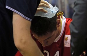 VUJOŠEVIĆ JE REKAO DA GA NEMA, ALI: Evo snimka na kojem stolica pogađa Jovića u glavu (VIDEO)