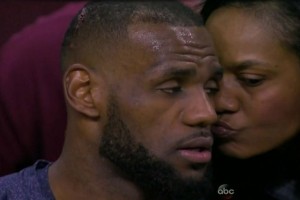 I TO SE DOGAĐA: Lebron se povredio, curila mu krv iz glave