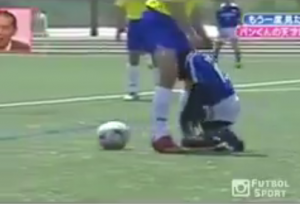 NASMEŠITE SE MOLIM: Ako ih je majmun ovako fudbalski ‘nasankao’, šta su onda oni? (VIDEO)