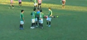 NOKAUT U PRVOJ SEKUNDI: Patosiranje sudije krošeom (VIDEO)