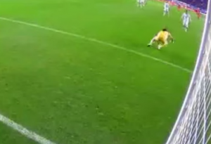 NASMEŠITE SE MOLIM: Šta bi golmane, poledilo? (VIDEO)