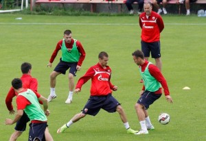 ZVEZDA TRENIRALA KOMLETNA: Novo lice na pomoćnom terenu Marakane! (FOTO)