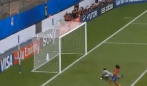 PLAĆEN DANAK NEISKUSTVU: Pa zašto rukama devojko? (VIDEO)