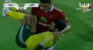 IZBAČEN SA TERENA: Ali bukvalno (VIDEO)