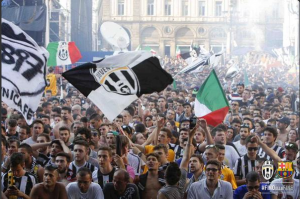 UZ NJIH JE SVE LAKŠE: Navijači Juventusa dočekali svoje miljenike kao da su osvojili trofej (VIDEO)