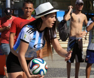 DELIJE I GROBARI BI SIGURNO VOLELI DA JE VIDE U NAPADU: Pogledajte fudbalsko umeće seksi foto modela (VIDEO)