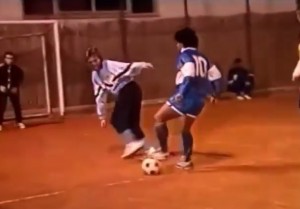 MAJSTOR NA PETOPARCU: Maradona kakvog do sada niste videli, sa društvom iz kraja na lokalnom terenu (VIDEO)