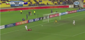 VALJANJE OD SMEHA: Pogledajte najgoru reakciju golmana ikada (VIDEO)