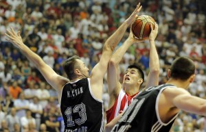 NBA ZVEZDA I MILJENIK DELIJA: Pogledajte ko bodri crveno-bele u Pioniru (FOTO)
