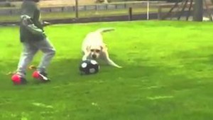 Maradona igra fudbal sa unukom
