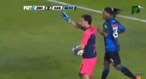 HTEO NA KVARNO DO TITULE: Ronaldinju poništen najbizarniji gol u karijeri (VIDEO)