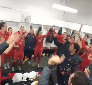 A U SVLAČIONICI ‘LUDNICA’: ‘Orlići’ pesmom proslavili plasman u finale Svetskog prvenstva (VIDEO)