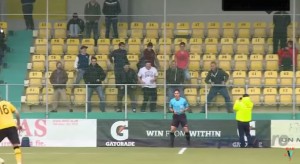 KAD JE UTAKMICA DOSADNA: Navijači kopirali svaki sudijin potez (VIDEO)