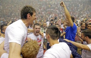 GORI KALEMEGDAN: Vatromet i bakljada dočekali šampione, Jaka Blažič vodi navijanje! (VIDEO)