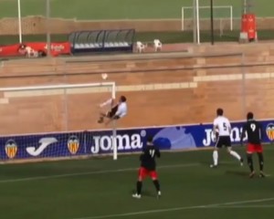 OVAKAV SKOK JOŠ NISTE VIDELI: Igrač Valensije makazicama odbranio svoj gol (VIDEO)