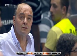 ŠTA LI MU JE PROLAZILO KROZ GLAVU: Vujošević u posebnom fokusu kamermana posle pobedonosnog koša Zvezde! (VIDEO)