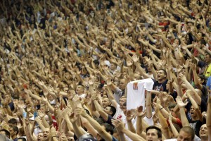 GUŽVA ISPRED PIONIRA: Preko 300 Zvezdaša sa kupljenim kartama ‘izvisilo’ za ulaz u dvoranu!