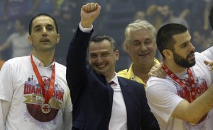 MOŽE NA ‘ŠIPKU’: Dejan Radonjić proslavio titulu paljenjem baklje (FOTO)