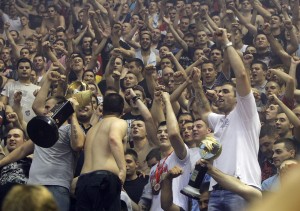 PORED TITULE: Zvezda mora da plati kaznu zbog navijača!