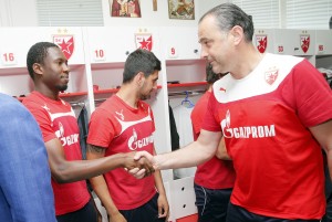 ENGLESKI MU TEČAN KAO I SRPSKI: Mbođ ponovo ‘zapalio’ internet i oduševio Delije (FOTO)