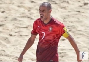 FUDBALSKA MAGIJA: Iz voleja sa polovine terena počistio paučinu (VIDEO)