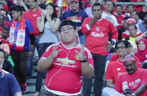 SMEH DO SUZA: Šta radi ovaj navijač Junajteda na tribini Liverpula!? (VIDEO)