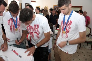 HOTSPORT IZABRAO: Ovo su dobitnici majica sa potpisima zlatnih Orlića i selektora Paunovića! (FOTO)