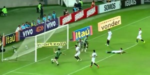 PROMAŠAJ VEKA: Pa kako, druže, kako? Kako si promašio sa gol linije? (VIDEO)