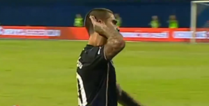 BURA NA MAKSIMIRU: Pokazao svojim navijačima dva srednja prsta, pa ‘pocrveneo’ na klupi (VIDEO)