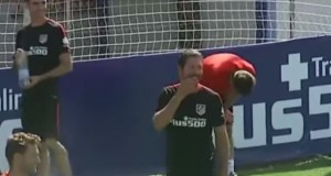 PAKAO OD PRVOG DANA: Kako je Ćolo Simeone izbezumio svog novog napadača (VIDEO)