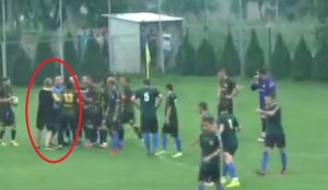 ‘NE PRIČAJ SA NJIM NABODI GA’: Trener kao Majk Tajson, jednim udarcem ‘patosirao’ sudiju (VIDEO)