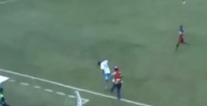 OVAJ TRENER JE LEGENDA: Uleteo u teren i pokosio protivničkog igrača, ali tu nije stao… (VIDEO)