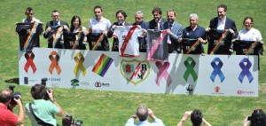 NOVI DRES RAJA ĆE IZAZVATI REAKCIJE: Poštovanje za gej populaciju i podrška u borbi protiv side (FOTO)