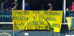 LUDNICA NA BOMBONJERI: Tevez istrčao na travnati ‘tepih’, navijači mu se zahvalili (VIDEO) (FOTO)