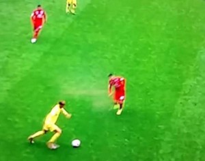 DVOSTRUKI ATAK: Prvo ga ‘polomio’ pa ga onda pogodio loptom u facu (VIDEO)