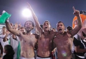 ISPRAVLJENA NEPRAVDA: Mala navijačica Partizana kojoj je otet poklonjeni dres dobila novu crno-belu garnituru (FOTO)