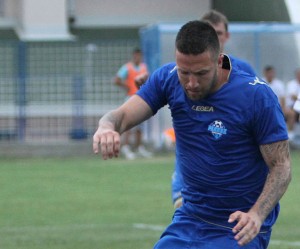 FUDBALSKI NOKDAUN: Pokušao da izblokira izvođenje u auta, pa ga skupljali po travi (VIDEO)