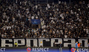 SPEKTAKL: Prelepa koreografija Grobara pred početak meča (FOTO)