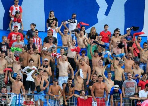 NEKO NA TRIBINAMA, NEKO: ‘Komšija’ razvalio crep da bi gledao Zvezdu (FOTO)