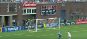 DEVOJKE PRAVE ŠOU: Projektil na kom bi i muškarci pozavideli, a onda je utakmica rešena GRUDIMA (VIDEO)