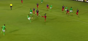 ZATEGNI, NIŠANI, PALI: Da li je golman uopšte video ovu loptu?! (VIDEO)