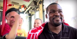 NEKA OD PRVOG DANA ZNA GDE JE DOŠAO: Neprocenjiva reakcija ‘Big Sofoa’ na skrivenu kameru u gradskom prevozu! (VIDEO)