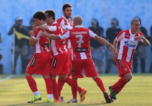 MOŽETE LI DA GA PREPOZNATE? On je crveno-belo dete od glave do pete (FOTO)