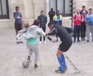 OBUCI SUKNJICU: Ono kad ti devojka provuče loptu kroz noge i to pred drugarima (VIDEO)