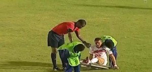 SLUČAJNOST ILI NAMERA: Nosači iskipovali povređenog Marokanca (VIDEO)