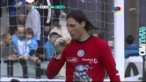 Kad se golmanu dopadne čime ga gađaju sa tribina