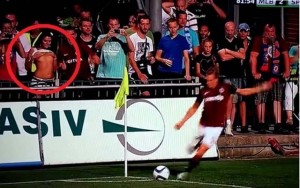 U ČEŠKOJ IMAJU RECEPT: Navijačice protivnike ‘napadaju’ golim grudima (VIDEO)