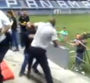 POPUSTILI ŽIVCI: Bivši fudbaler Sitija nasrnuo na duplo manjeg navijača (VIDEO)