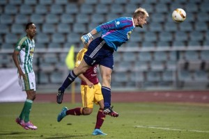 U STILU STARIH ENGLESKIH CENTARFOROVA: Kakav pogodak golmana Bohemijansa (VIDEO)